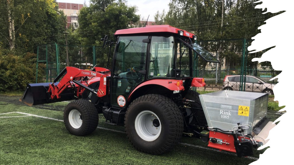 Трактор для футбольного поля